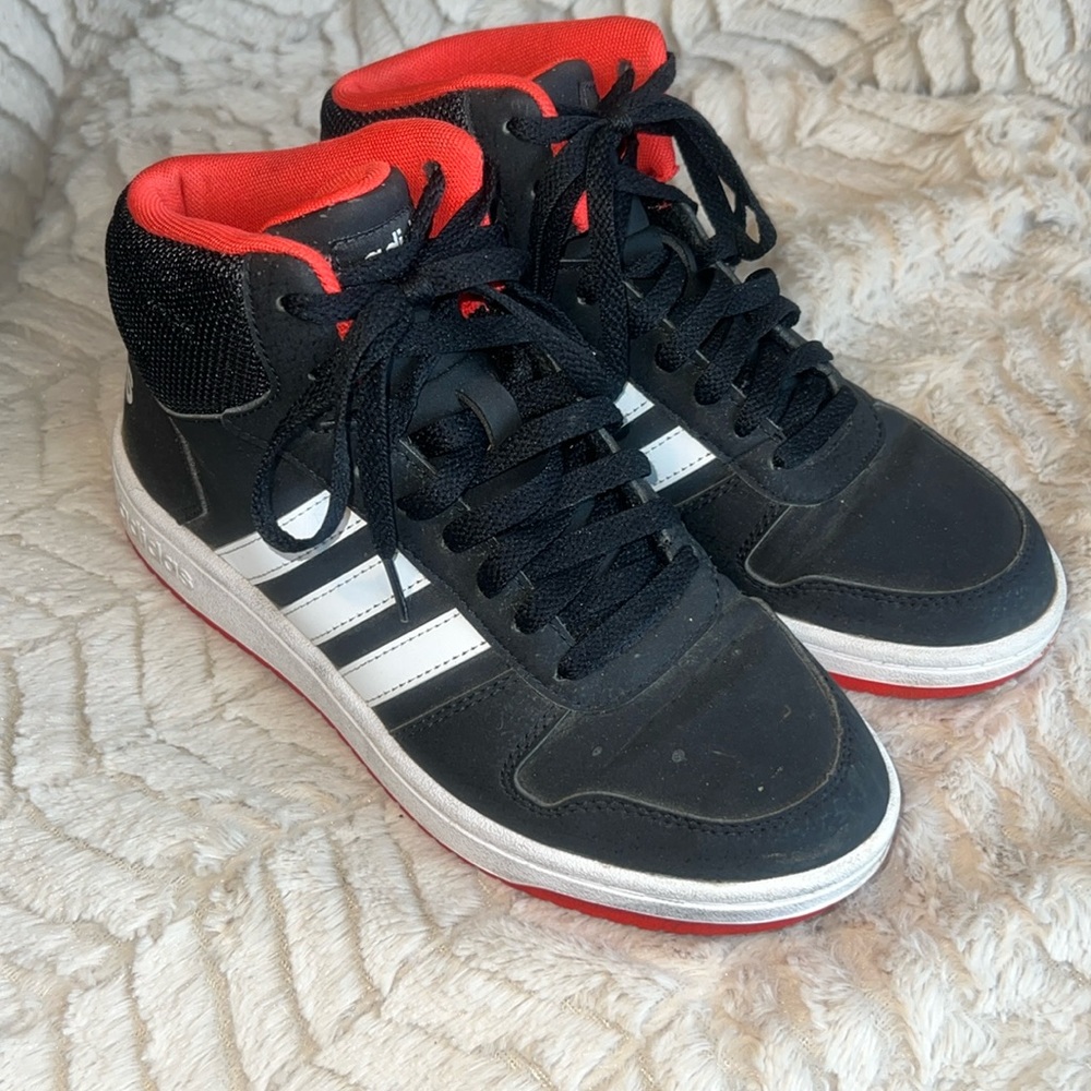 Adidas black with red women’s sz7.5